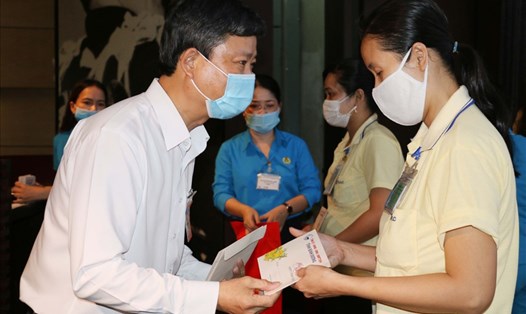 Ông Võ Văn Minh - Phó Bí thư thường trực tỉnh Bình Dương thăm hỏi động viên công nhân lao động. Ảnh: Hoàng Trung