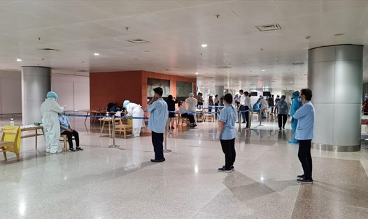 Lấy mẫu xét nghiệm COVID-19 tại sân bay Tân Sơn Nhất. Ảnh: HCDC