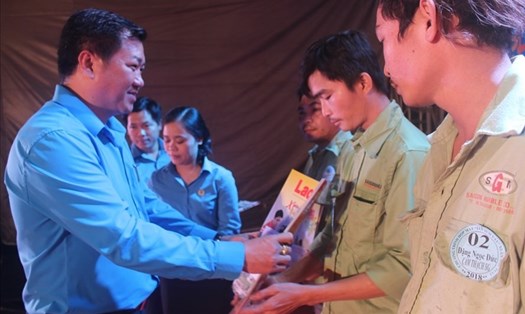 Lãnh đạo LĐLĐ tỉnh Đồng Nai chăm lo Tết cho NLĐ. Ảnh: Hà Anh Chiến