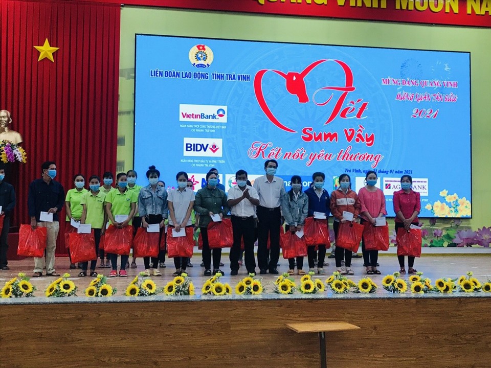 Đ/c Nguyễn Quỳnh Thiện, Phó Chủ tịch UBND tỉnh Trà Vinh tặng quà cho CNLĐ trong chương trình Tết Sum vầy năm 2021. Ảnh: Trí Dũng