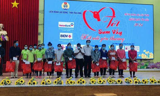 Đ/c Nguyễn Quỳnh Thiện, Phó Chủ tịch UBND tỉnh Trà Vinh tặng quà cho CNLĐ trong chương trình Tết Sum vầy năm 2021. Ảnh: Trí Dũng