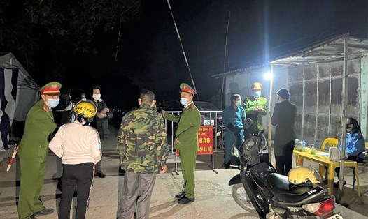 Lực lượng chức năng tỉnh Hải Dương thực thi nhiệm vụ tại các chốt kiểm soát dịch bệnh trên địa bàn thành phố Chí Linh. Ảnh Công an tỉnh Hải Dương