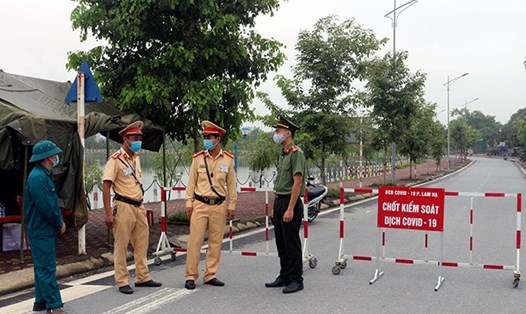 Lực lượng Công an tỉnh Hà Nam triển khai công tác phòng, chống dịch bệnh tại phường Lam Hạ, thành phố Phủ Lý. Ảnh: Công an cung cấp.