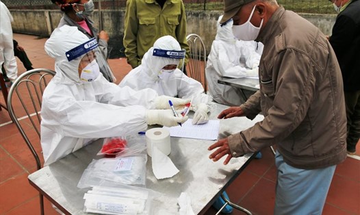 Cán bộ y tế lấy mẫu xét nghiệm COVID-19 cho người dân tại Chí Linh- Hải Dương. Ảnh: Bộ Y tế cung cấp