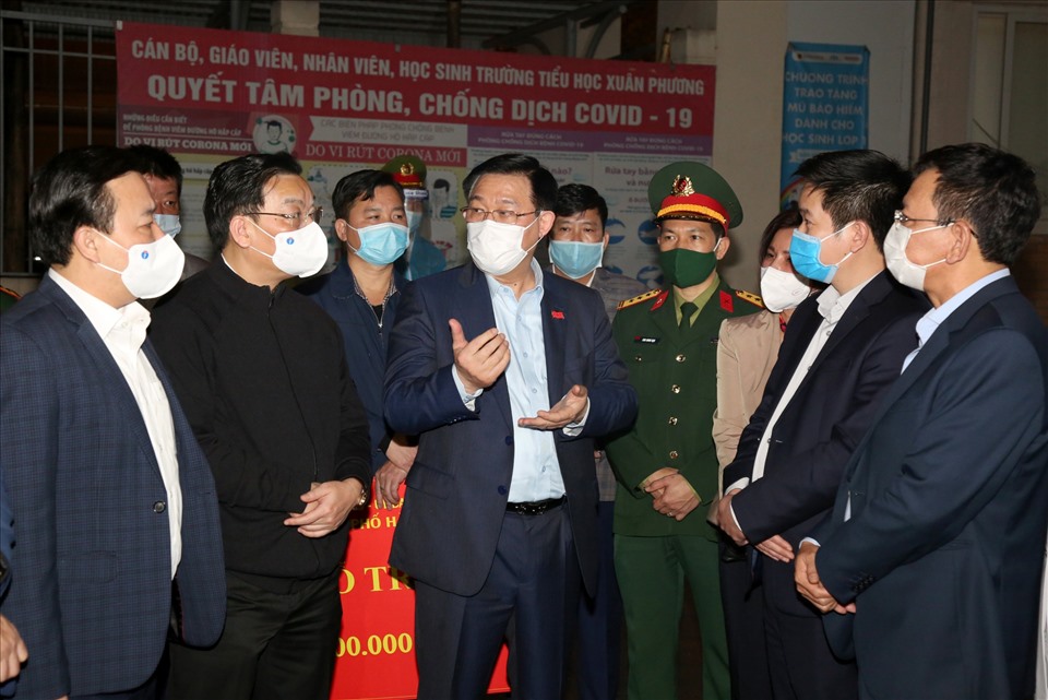 Bí thư Thành uỷ Hà Nội kiểm tra, chỉ đạo công tác phòng chống dịch COVID-19. Ảnh: Thành Chung