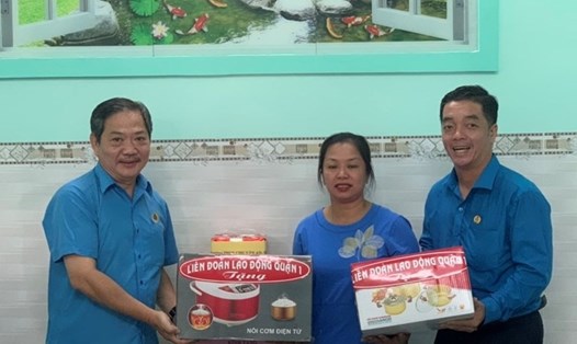 Đại diện LĐLĐ TPHCM và LĐLĐ quận 1 trao quà cho chị Nguyễn Thị Minh Hiền. Ảnh: LĐLĐ quận 1 cung cấp