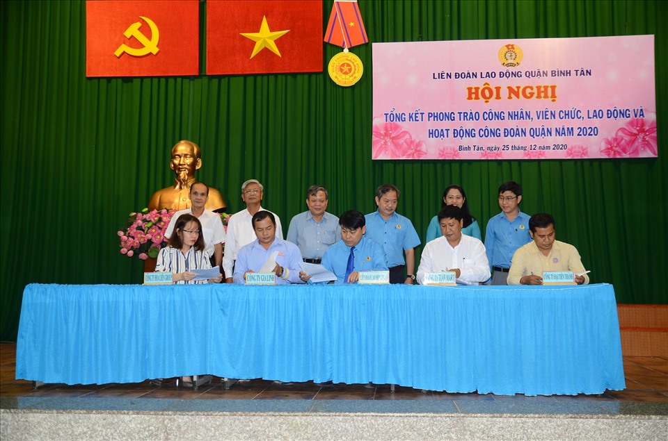 Ông Nguyễn Văn Hải (ngồi giữa), Chủ tịch LĐLĐ Quận Bình Tân ký thỏa ước lao động tập thể với các doanh nghiệp chưa có công đoàn cơ sở. Ảnh LĐLĐ Bình Tân.