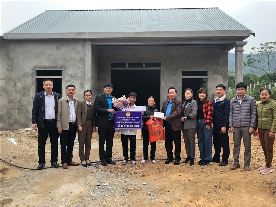 Đại diện lãnh đạo Công đoàn Công thương Việt Nam trao hỗ trợ cho gia đình đoàn viên. Ảnh: CĐCT