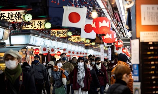 Người dân Nhật Bản đeo khẩu trang khi di chuyển trên phố mua sắm ở đền Sensoji, quận Asakusa, Tokyo. Thống đốc Tokyo đề nghị chính quyền trung ương ban bố tình trạng khẩn cấp mới trong bối cảnh số ca COVID-19 tăng vọt. Ảnh: AFP.