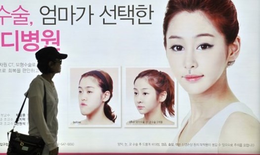 Giới trẻ Hàn Quốc tranh thủ phẫu thuật thẩm mỹ trong thời kỳ đại dịch COVID-19. Ảnh: AFP