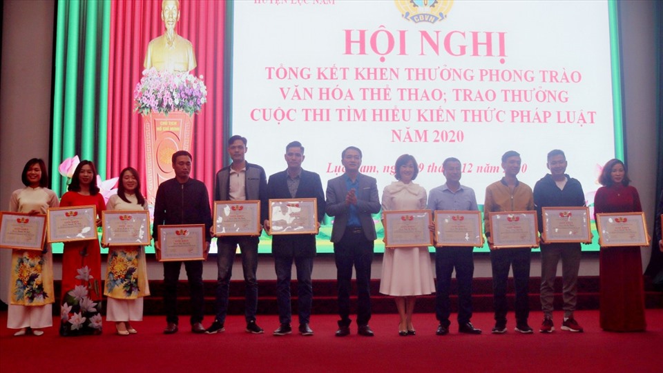 Lãnh đạo Liên đoàn Lao động huyện Lục Nam trao giấy khen cho các cá nhân xuất sắc. Ảnh: LĐLĐ huyện Lục Nam.