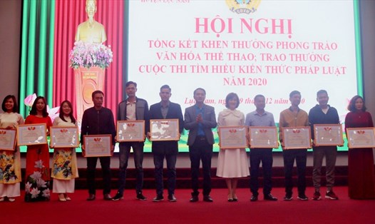 Lãnh đạo Liên đoàn Lao động huyện Lục Nam trao giấy khen cho các cá nhân xuất sắc. Ảnh: LĐLĐ huyện Lục Nam.