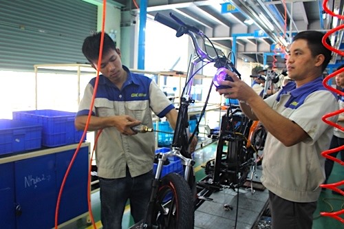 Công nhân Công ty TNHH MTV xe điện ĐK Việt Nhật (Lạng Sơn) tích cực ứng dụng công nghệ hiện đại vào quá trình lắp ráp xe.