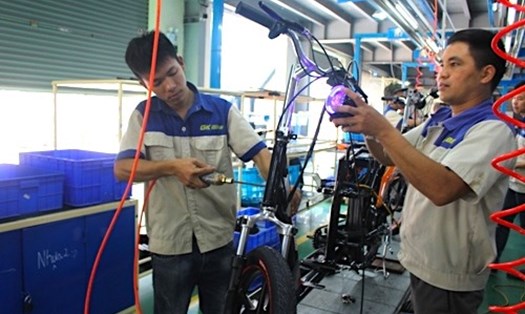 Công nhân Công ty TNHH MTV xe điện ĐK Việt Nhật (Lạng Sơn) tích cực ứng dụng công nghệ hiện đại vào quá trình lắp ráp xe.