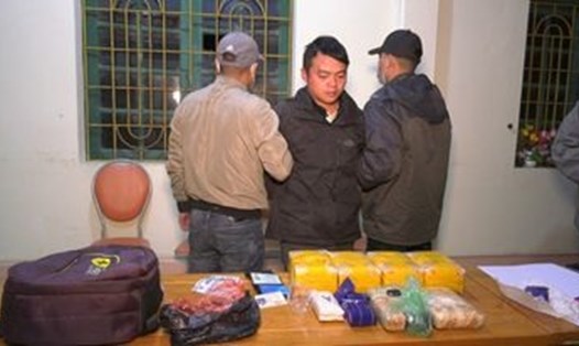 Đối tượng Mùa A Cháng bị bắt giữ vì hành vi mua bán ma túy. Ảnh: Công an Lào Cai