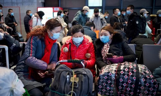 Hành khách ngồi tại khu vực chờ ở ga đường sắt Tây Bắc Kinh, Bắc Kinh, Trung Quốc, ngày 31.12.2020. Bắc Kinh đang đẩy mạnh tiêm vaccine COVID-19 cho hàng chục nghìn người trước thềm Xuân vận. Ảnh: AFP.