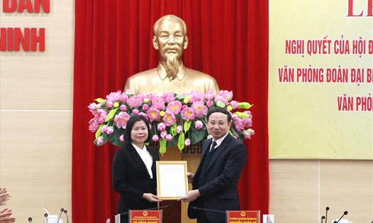 Bí thư Tỉnh ủy, Chủ tịch HDND tỉnh Quảng Ninh Nguyễn Xuân Ký trao quyết định bổ nhiệm cho bà Nguyễn Thị Ngân.