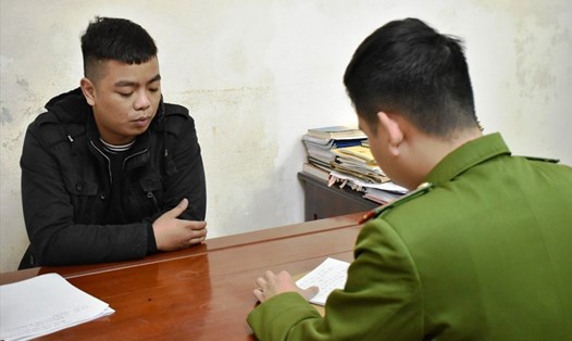 Công an huyện Gia Viễn (Ninh Bình) bắt giữ đối tượng đánh bạc bằng hình thức mua bán số lô, số đề. Ảnh: NT