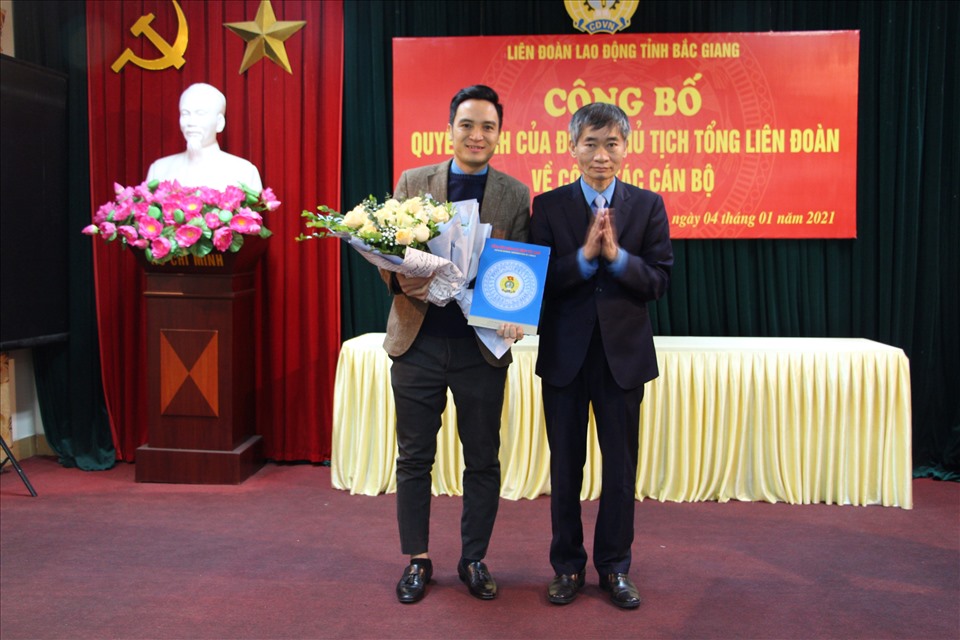 Ông Trần Văn Thuật – Phó Chủ tịch Tổng Liên đoàn Lao động Việt Nam (bên phải) - chúc mừng ông Nguyễn Tuấn Anh. Ảnh: N.Thảo