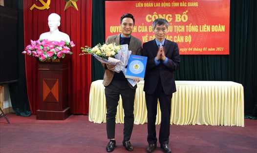 Ông Trần Văn Thuật – Phó Chủ tịch Tổng Liên đoàn Lao động Việt Nam (bên phải) - chúc mừng ông Nguyễn Tuấn Anh. Ảnh: N.Thảo