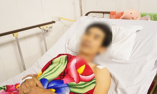 Anh Phan Xuân Duẩn- xã Diễn Nguyên- Diễn Châu bị đa chấn thương nặng, đang điều trị tại khoa Chấn thương Chỉnh hình Bệnh viện 115 Nghệ An. Ảnh: Quang Đại