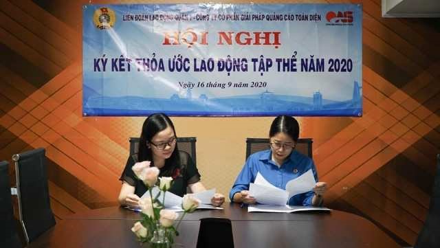 Bà Trương Thị Minh Dung (bên phải), Chủ tịch LĐLĐ Quận 1 ký thỏa ước lao động tập thể với doanh nghiệp chưa có công đoàn cơ sở. Ảnh LĐLĐ Quận 1.