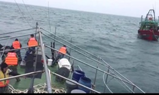 Biên đội 1 tiếp cận tàu cá của ngư dân xã Lập Lễ, huyện Thuỷ Nguyên, TP Hải Phòng gặp nạn. Ảnh:  Bộ Tư lệnh Bộ đội Biên phòng.