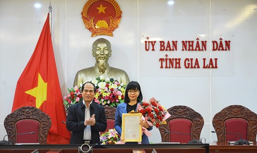 Phó Bí thư Tỉnh ủy, Chủ tịch UBND tỉnh Gia Lai Võ Ngọc Thành trao quyết định và chúc mừng tân Phó Chủ tịch UBND tỉnh Nguyễn Thị Thanh Lịch.