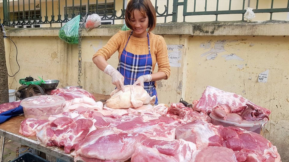 Bà Trần Thị Hồng cho biết giá thịt lợn đã tăng từ 2 tuần nay. Ảnh: Vũ Long