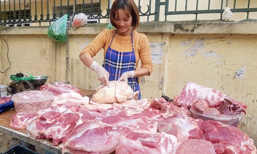 Bà Trần Thị Hồng cho biết giá thịt lợn đã tăng từ 2 tuần nay. Ảnh: Vũ Long