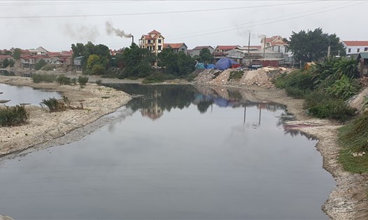 Nước sông Cầu đoạn chảy qua TP.Bắc Ninh có màu đen do ô nhiễm. Ảnh: T.TUẤN