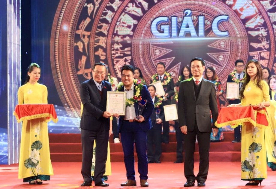 Phó Chủ tịch Quốc hội Phùng Quốc Hiển và Bộ trưởng Bộ Thông tin và Truyền thông Nguyễn Mạnh Hùng trao giải C cho phóng viên Trần Vương, đại diện nhóm tác giả đạt giải của Báo Lao Động. Ảnh Cường Anh