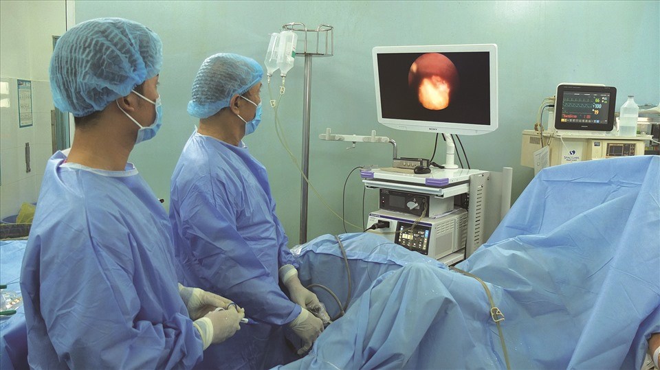 Phẫu thuật nội soi tán sỏi niệu cho người bệnh. Ảnh: BVCC Phẫu thuật nội soi tán sỏi niệu cho người bệnh. Ảnh: BVCC