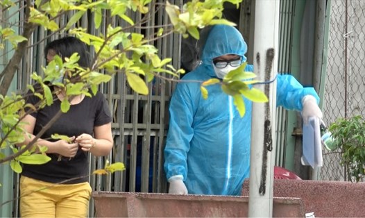 Cán bộ y tế làm việc tại nơi phát hiện 2 trường hợp nhập cảnh trái phép tại Thuận Giao, Thuận An, Bình Dương. Ảnh: Dương Bình