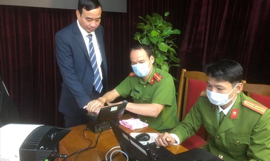 Ông Lê Trung Chinh - Chủ tịch UBND TP Đà Nẵng đi làm thẻ căn cước công dân gắn chíp.