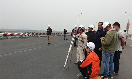 Mặt cầu Thăng Long đang được hoàn thiện những khâu cuối cùng để chuẩn bị thông xe. Ảnh: Đông Tiến