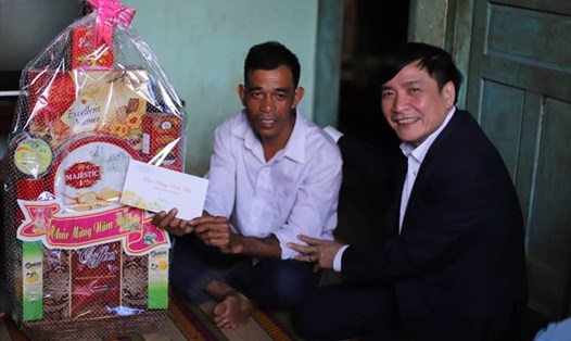 Uỷ viên Trung ương Đảng, Bí thư Tỉnh uỷ Đắk Lắk Bùi Văn Cường trao tặng quà cho hộ nghèo, người có công với cách mạng tại địa phương nhân dịp Tết Nguyên đán Canh Tý 2020. Ảnh: H.L