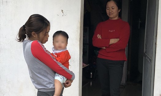 Chị Nguyễn Thị S. cùng con trước cửa phòng trọ. Ảnh: Bảo Hân
