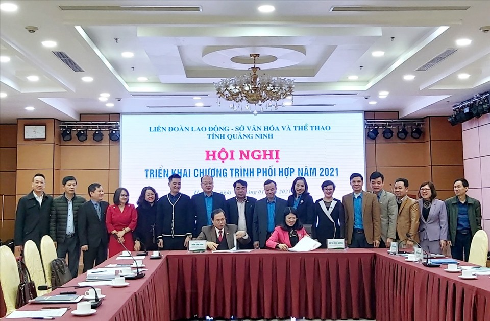 Đại diện 2 cơ quan là LĐLĐ tỉnh Quảng Ninh và Sở VH&TT tỉnh cùng ký phối hợp xây dựng đời sống văn hóa trong công nhân lao động. Ảnh: T. Hằng