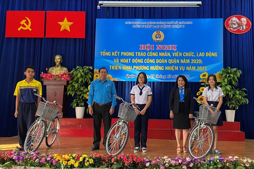 Đại diện LĐLĐ quận 9 tặng xe đạp cho con các CNVCLĐ vượt khó học giỏi. Ảnh: LĐLĐ quận 9