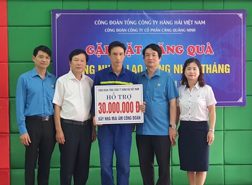 Ông Lê Phan Linh - Chủ tịch Công đoàn Tổng Công ty Hàng hải Việt Nam (thứ hai từ phải sang) trao quà cho đoàn viên có hoàn cảnh khó khăn. Ảnh: CĐHH