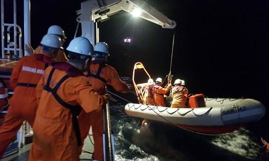 Lực lượng cứu nạn tiếp cận được tàu cá BĐ 97692 TS của tỉnh Bình Định để triển khai cứu nạn. Ảnh: Trung tâm cung cấp
