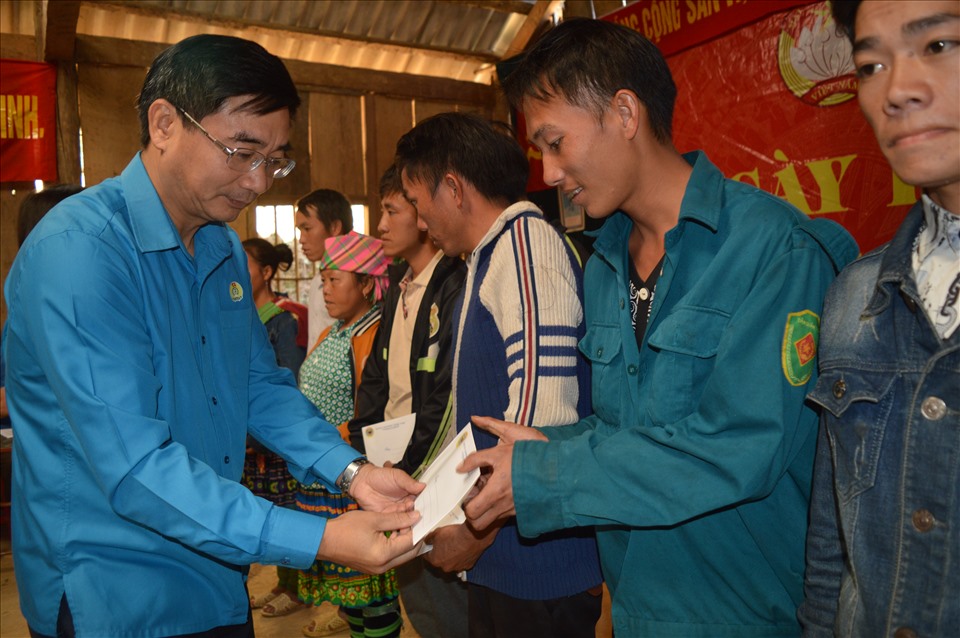 Ông Nguyễn Chương Phát - Chủ tịch LĐLĐ tỉnh Yên Bái (bên trái) trao quà cho đoàn viên có hoàn cảnh khó khăn. Ảnh: Xuân Quỳnh