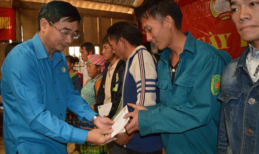 Ông Nguyễn Chương Phát - Chủ tịch LĐLĐ tỉnh Yên Bái (bên trái) trao quà cho đoàn viên có hoàn cảnh khó khăn. Ảnh: Xuân Quỳnh