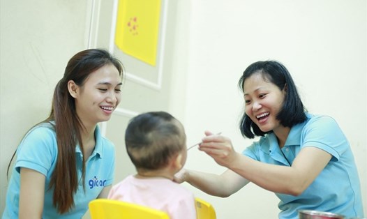 Chăm sóc trẻ mầm non chỉ phù hợp với những giáo viên trẻ, không phù hợp với những giáo viên trên dưới 60 tuổi. Ảnh Hải Nguyễn