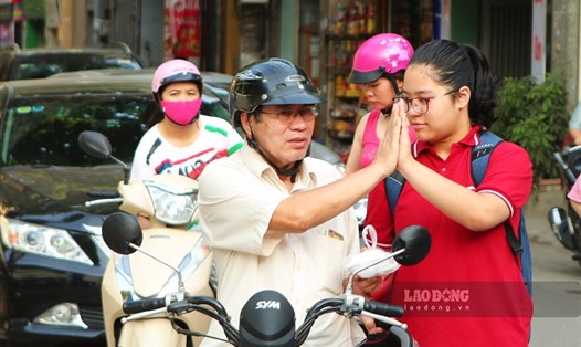 Tất cả phụ huynh học sinh Hà Nội phải ký cam kết đảm bảo an toàn giao thông. Ảnh minh họa: Sĩ Thành.