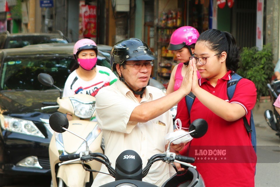 Tất cả phụ huynh học sinh Hà Nội phải ký cam kết đảm bảo an toàn giao thông. Ảnh minh họa: Sĩ Thành. Tất cả phụ huynh học sinh Hà Nội phải ký cam kết đảm bảo an toàn giao thông. Ảnh minh họa: Sĩ Thành.