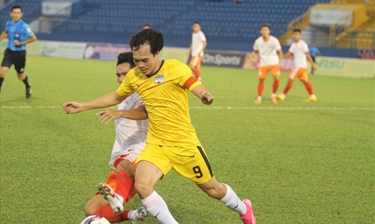 Văn Toàn vào sân từ hiệp 2 đã chơi tốt giúp Hoàng Anh Gia Lai ngược dòng thắng Khánh Hoà. Ảnh: Thanh Vũ.