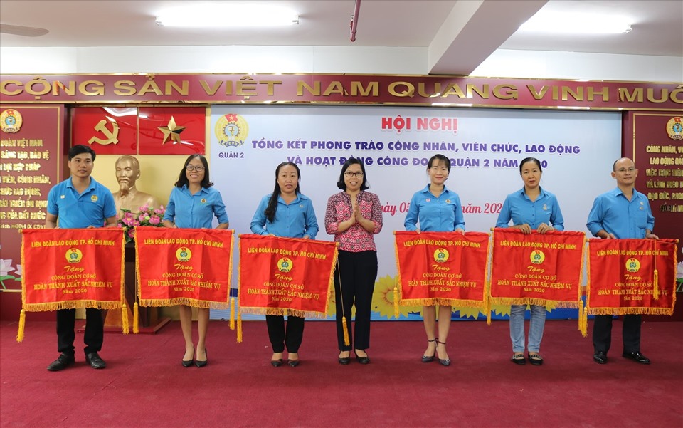 Các đơn vị xuất sắc được nhận Cờ thi đua của LĐLĐ TPHCM. Ảnh LĐLĐ Quận 2