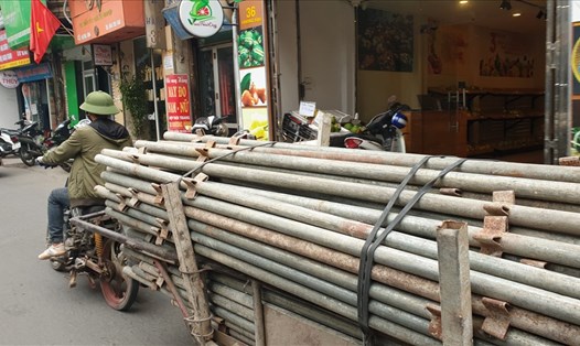 Xe máy cũ nát chở hàng hóa cồng kềnh trên đường Khương Đình (quận Thanh Xuân, Hà Nội). Ảnh: Phạm Đông